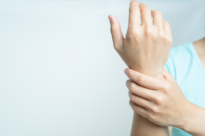 woman-wrist-arm-pain-office-syndrome-healthcare-medicine-concept